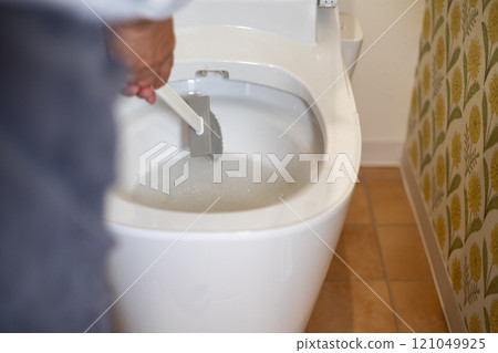 中年婦女打掃廁所 121049925