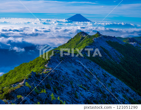 從觀音岳眺望雲端之上的富士山 從觀音岳眺望雲端之上的富士山 121051290