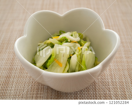 Pickled Chinese cabbage in a small bowl 121052284