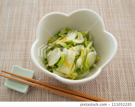 Pickled Chinese cabbage in a small bowl 121052285