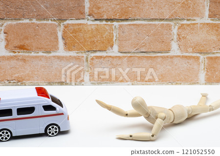 A mannequin calling for help and an ambulance rushing to the scene 121052550