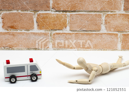 A mannequin calling for help and an ambulance rushing to the scene 121052551