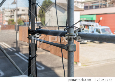 [Scaffolding for large-scale apartment building repair work] 121052778
