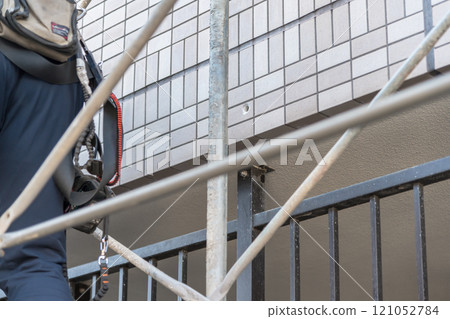 [Workers building scaffolding during large-scale apartment repair work] 121052784
