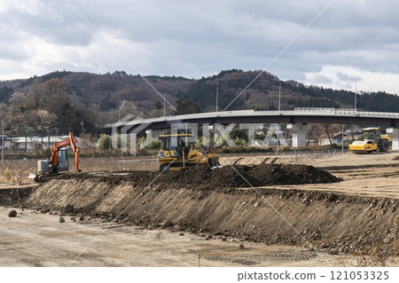推土機在宮城縣大河原町的建築工地運行 121053325
