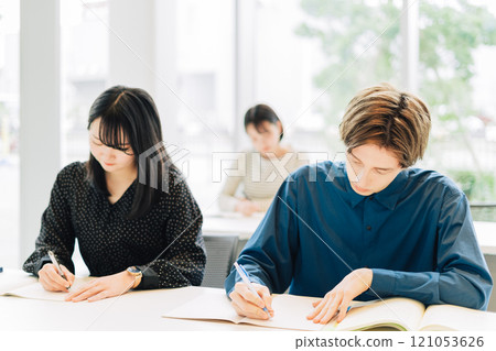 正在上課的大學生 121053626