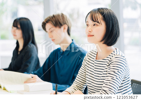 正在上課的大學生 121053627