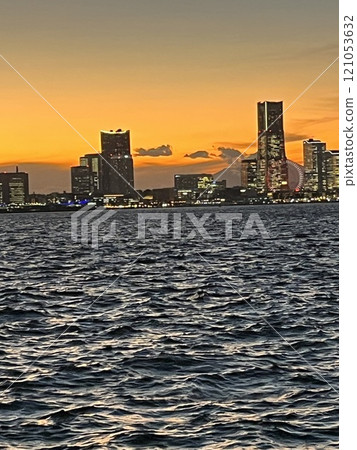 被夕陽染紅的未來港區 121053632