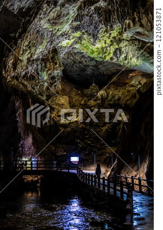 Akiyoshi Cave: Open Sky [Mine City, Yamaguchi Prefecture] 121053871
