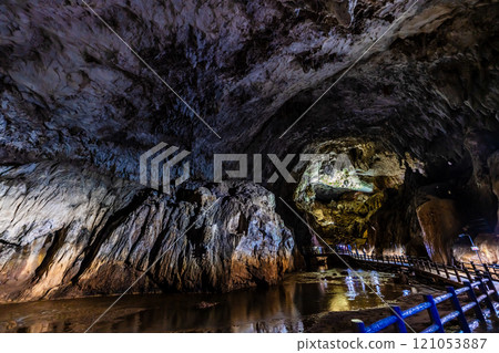 Akiyoshi Cave: Open Sky [Mine City, Yamaguchi Prefecture] 121053887