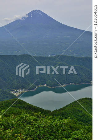 從禦坂山十二嶽山頂眺望初夏的富士山和西湖 從禦坂山十二嶽山頂眺望初夏的富士山和西湖 121054015
