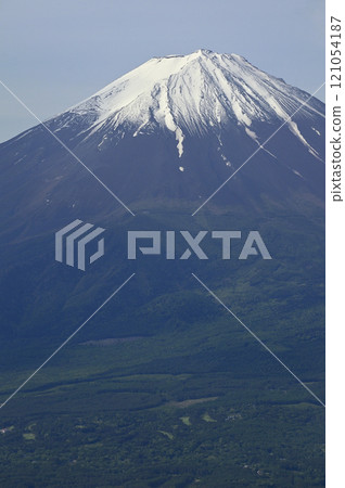 從禦坂山地的中富士山眺望春天的富士山 從禦坂山地的中富士山眺望春天的富士山 121054187