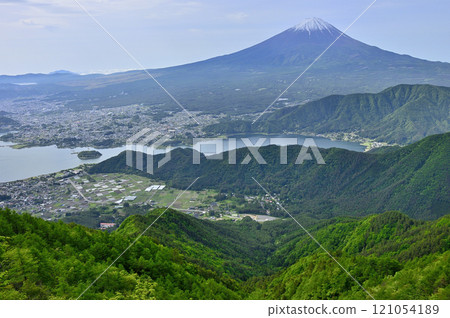 從禦坂山的中富士山眺望河口湖,春天的富士山景色 從禦坂山的中富士山眺望河口湖,春天的富士山景色 121054189