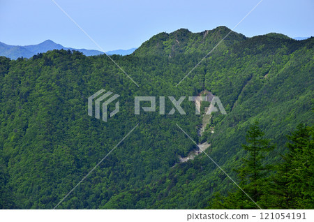 綠意盎然的御坂山、從中富士山眺望的雪戶岳、鬼岳 121054191