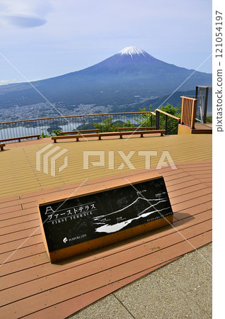 Spring in the Misaka Mountains, Shindo Pass, Mount Fuji as seen from the first terrace of the FUJIYAMA Twin Terraces 121054197