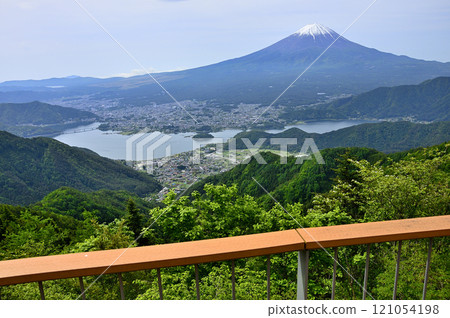 從FUJIYAMA Twin Terrace的第一個露臺可以看到春天的御坂山脈、新道峠、富士山和河口湖 從FUJIYAMA Twin Terrace的第一個露臺可以看到春天的御坂山脈、新道峠、富士山和河口湖 121054198