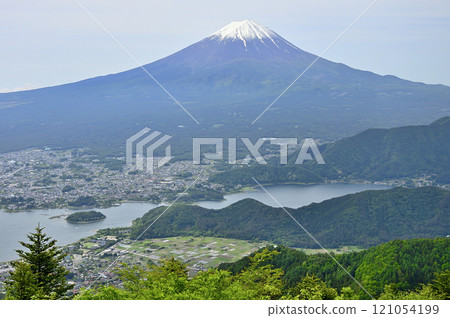 Spring in the Misaka Mountains: View of Mt. Fuji and Lake Kawaguchi from Shindo Pass Spring in the Misaka Mountains: View of Mt. Fuji and Lake Kawaguchi from Shindo Pass 121054199