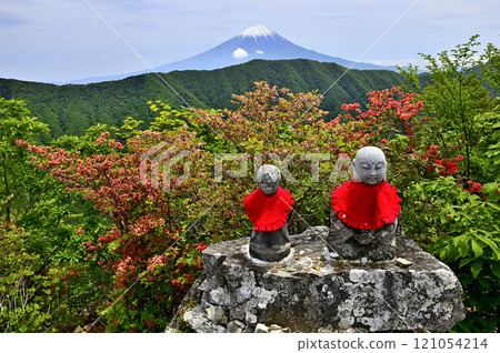 春天的禦坂山,從釋迦嶽山頂看到的富士山 春天的禦坂山,從釋迦嶽山頂看到的富士山 121054214
