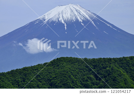 從禦坂山脈釋迦嶽山頂眺望春天的富士山 從禦坂山脈釋迦嶽山頂眺望春天的富士山 121054217