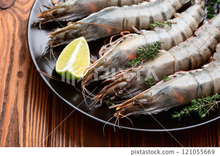 Raw big tiger ( king ) shrimps photography . Top view 121055669