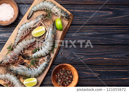 Raw big tiger ( king ) shrimps photography . Top view 121055672