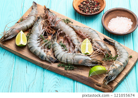 Raw big tiger ( king ) shrimps photography . Top view 121055674