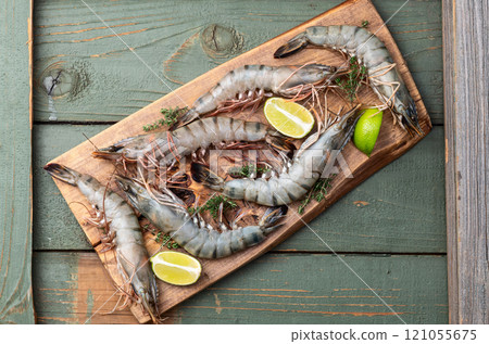 Raw big tiger ( king ) shrimps photography . Top view 121055675