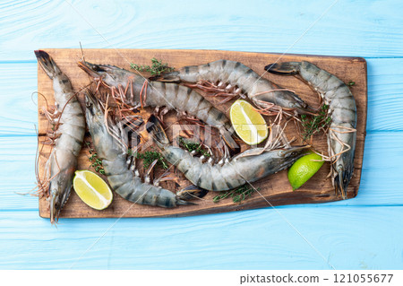 Raw big tiger ( king ) shrimps photography . Top view 121055677
