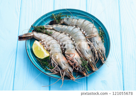 Raw big tiger ( king ) shrimps photography . Top view 121055678