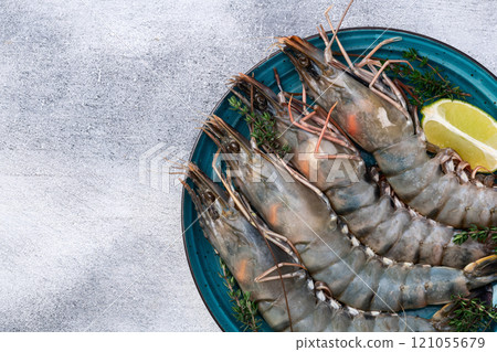 Raw big tiger ( king ) shrimps photography . Top view 121055679
