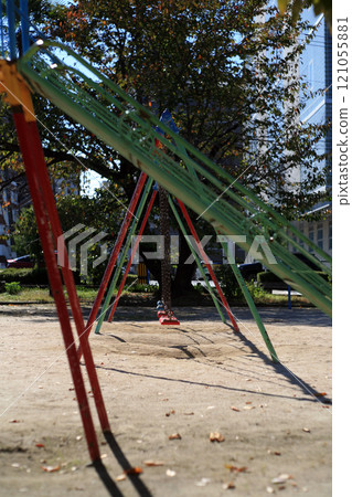 在公園裡玩設備 在公園裡玩設備 121055881