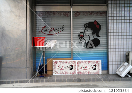 Wine cellar window 121055884