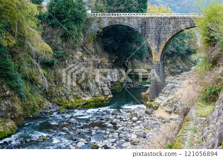 Arase Bridge, with its beautiful double arches and long piers (Innai-cho, Usa City, Oita Prefecture) Arase Bridge, with its beautiful double arches and long piers (Innai-cho, Usa City, Oita Prefecture) 121056894