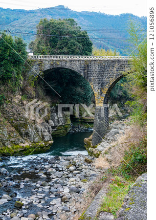 Arase Bridge, with its beautiful double arches and long piers (Innai-cho, Usa City, Oita Prefecture) 121056896