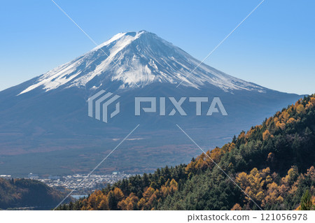 Mt. Fuji in autumn with autumn leaves and snow on the top - Fujimibashi Observatory Mt. Fuji in autumn with autumn leaves and snow on the top - Fujimibashi Observatory 121056978