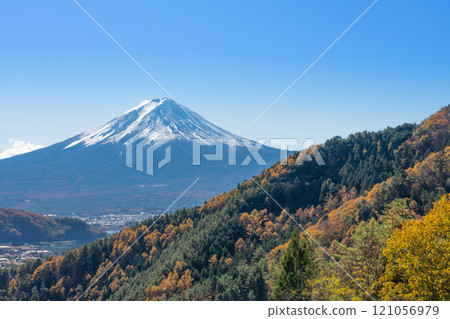 秋天的富士山被秋葉和雪覆蓋,富士見橋展望台 秋天的富士山被秋葉和雪覆蓋,富士見橋展望台 121056979