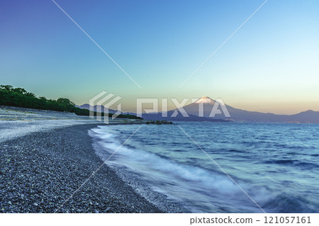 從三保松原隔海眺望白雪皚皚的富士山 121057161