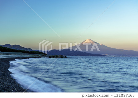從三保松原隔海眺望白雪皚皚的富士山 121057163