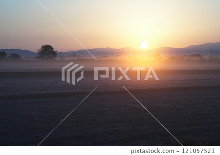Morning mist and dawn in Hubei Morning mist and dawn in Hubei 121057521