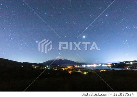 [Yamanashi Prefecture_Mt. Fuji_Lake Yamanaka] View of the sinking Orion from the panoramic platform November 121057584