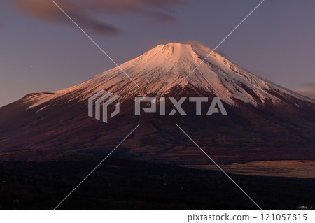 [Yamanashi Prefecture_Mt. Fuji_Lake Yamanaka] View of the sinking Orion from the panoramic platform November 121057815
