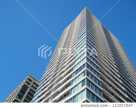 A tower apartment building that stands out against the blue sky | Chuo Ward, Tokyo A tower apartment building that stands out against the blue sky | Chuo Ward, Tokyo 121057847