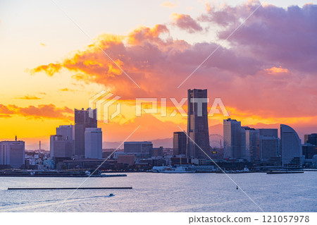 [神奈川縣]橫濱港未來大廈外的富士山黃昏景色 121057978