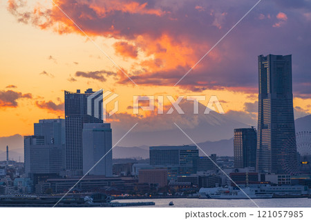 [Kanagawa Prefecture] Twilight evening view of Mt. Fuji beyond the Yokohama Minato Mirai skyscraper district 121057985