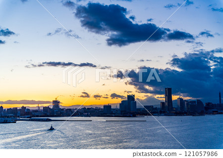 [Kanagawa Prefecture] Twilight evening view of Mt. Fuji beyond the Yokohama Minato Mirai skyscraper district 121057986
