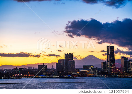 [神奈川縣]橫濱港未來大廈外的富士山黃昏景色 121057994