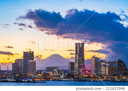 [神奈川縣]橫濱港未來大廈外的富士山黃昏景色 121057996