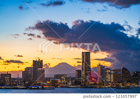 [神奈川縣]橫濱港未來大廈外的富士山黃昏景色 121057997