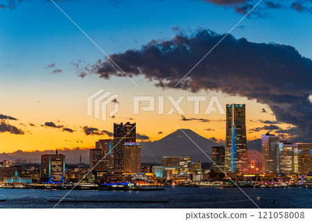 [Kanagawa Prefecture] Twilight evening view of Mt. Fuji beyond the Yokohama Minato Mirai skyscraper district 121058008