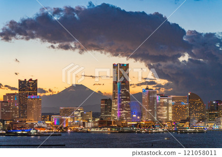 [Kanagawa Prefecture] Twilight evening view of Mt. Fuji beyond the Yokohama Minato Mirai skyscraper district 121058011